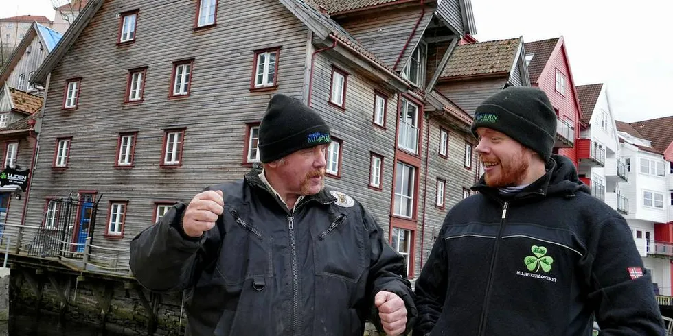 FAR OG SØNN: Kurt Oddekalv (60) og sønnen Ruben Oddekalv (33) foran Norges Miljøvernforbunds hovedkontor i Sandviken i Bergen.Foto: OLE ERIK KLOKEIDE