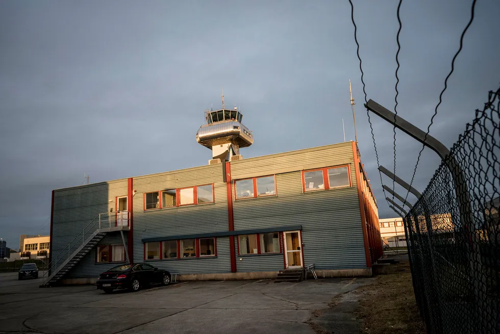 Lokalene til Norsk Helikopterservice på Stavanger Lufthavn Sola. Selskapet skal ha fått en intensjonsavtale med Statoil etter Turøyulykken. Foto: Tommy Ellingsen
