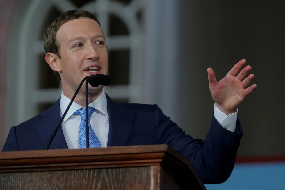 Facebook-gründer Mark Zuckerberg under en tale ved Harvard i mai i år. REUTERS/Brian Snyder/File Photo