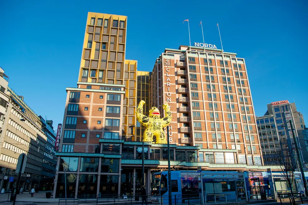 Hotellbransjen, her representert ved Petter A. Stordalens The Hub i Oslo, opplever nå at prisene stiger mindre enn konsumprisindeksen.