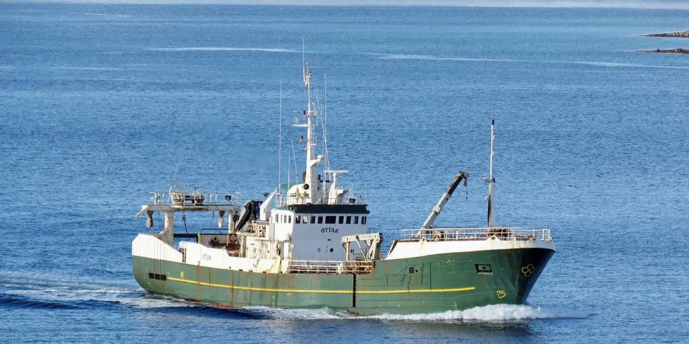 ARREST: Fiskebåten "Ottar" ble bordet av politiet, Sjøfartsdirektoratet og Sjømannsforbundet. To filippinske maskinister hevdes å være underbetalt.Foto: Jon Eirik Olsen