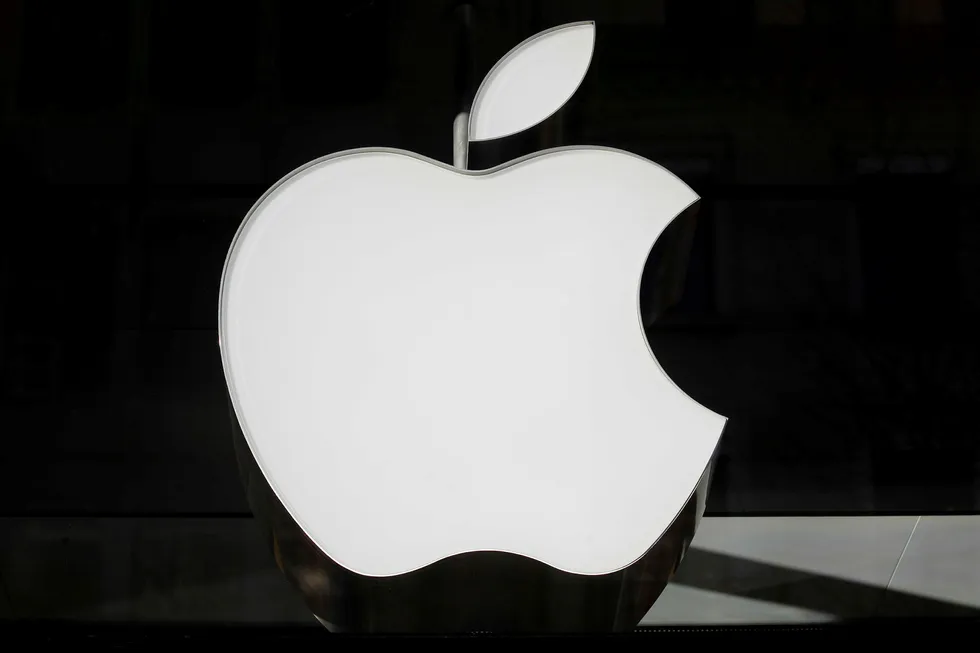 To universitetsstudenter anklages for å ha svindlet Apple for nesten 900.000 dollar.