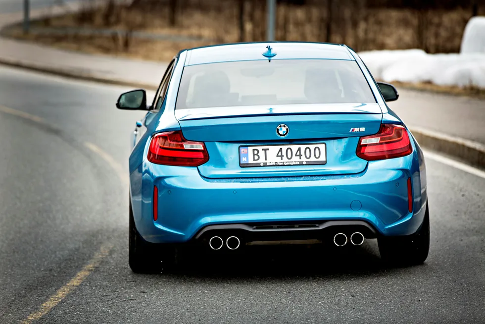 BMW M2 er det tyske bilmerkets beste sportsbil. Disse 370 hestekreftene pakket inn i et kompakt skall er ifølge DNs anmelder årets artigste bil. Foto: Marte Christensen