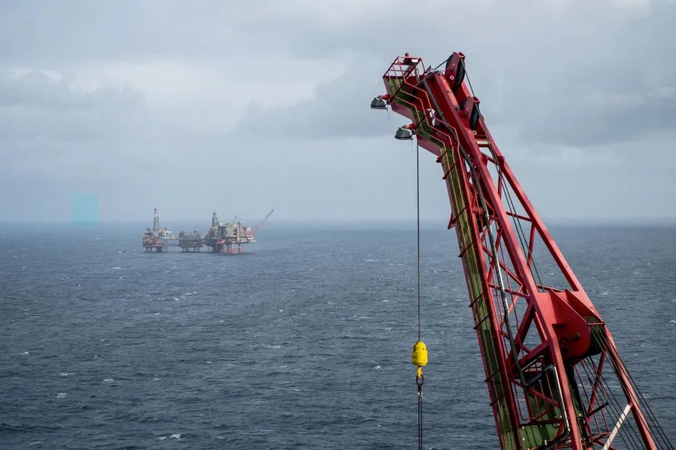 Ny undersøkelse viser at mange klimafond ikke er investert i tråd med Parisavtalen. Bildet er tatt fra en Maersk Drilling-rigg på Valhall-feltet i Nordsjøen.
