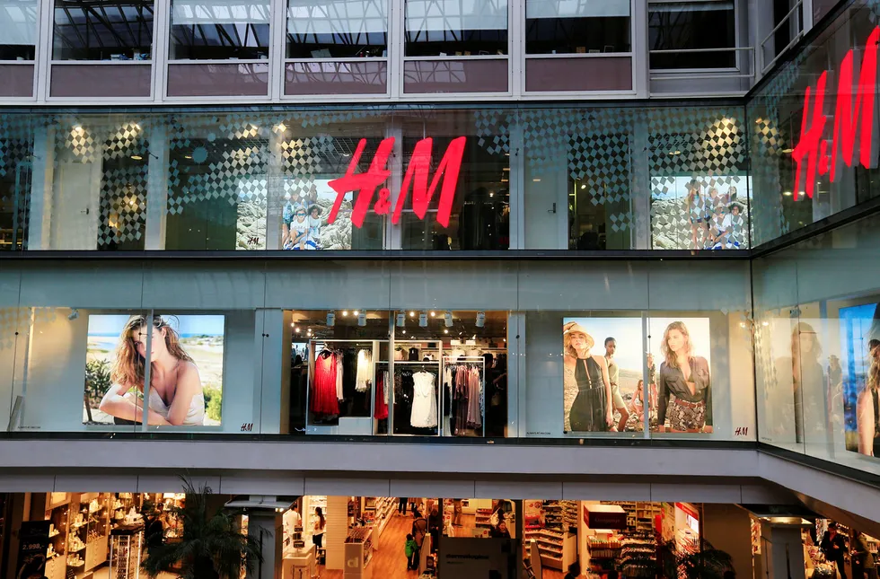 Klesgiganten H&M og andre svenske klesprodusenter får kritikk for å brenne opp klær. Foto: Ints Kalnins/Reuters/NTB Scanpix