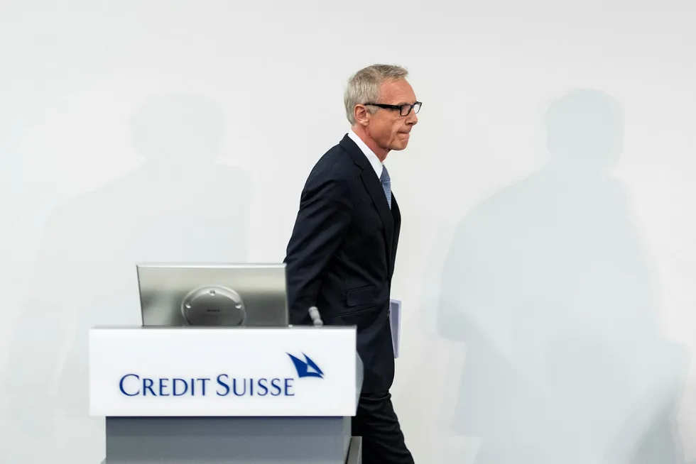 Credit Suisse-styreleder Urs Rohner på vei inn til en hastig innkalt pressekonferanse i Zürich tirsdag. Der sa han blant annet at banken var kjent med dødsfallet til sikkerhetskonsulenten og uttrykte sine dypeste kondolanser.