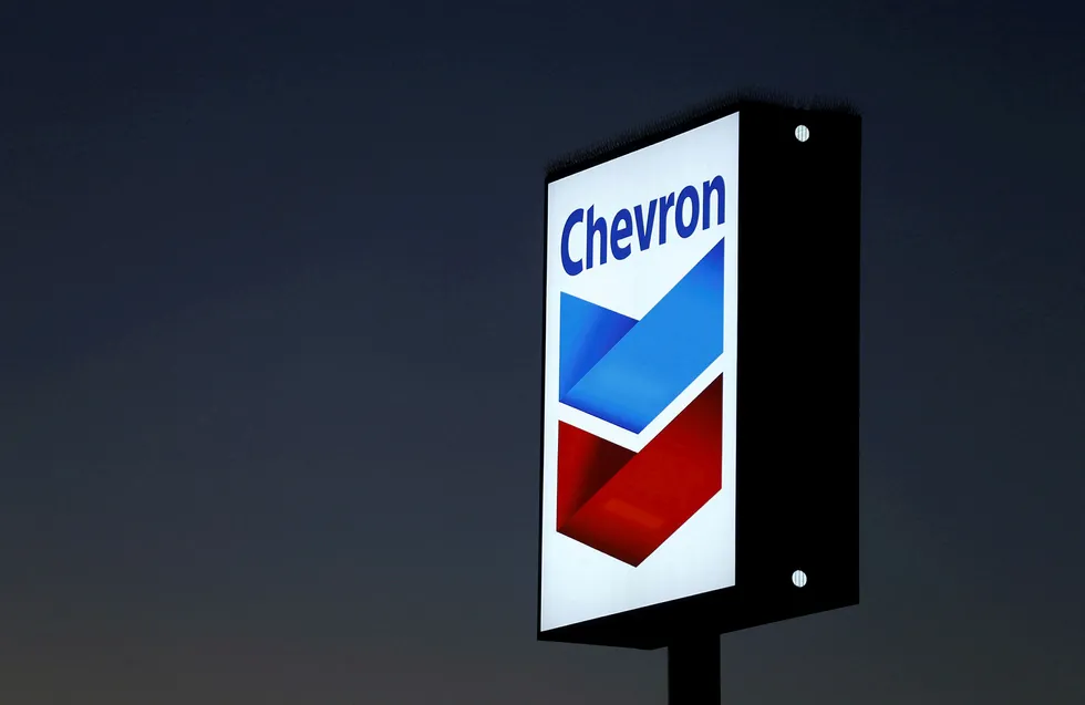Oljeselskapet Chevron falt kraftig torsdag kveld og var en av taperne blant de 30 aksjene som utgjør den ledende indeksen Dow Jones.