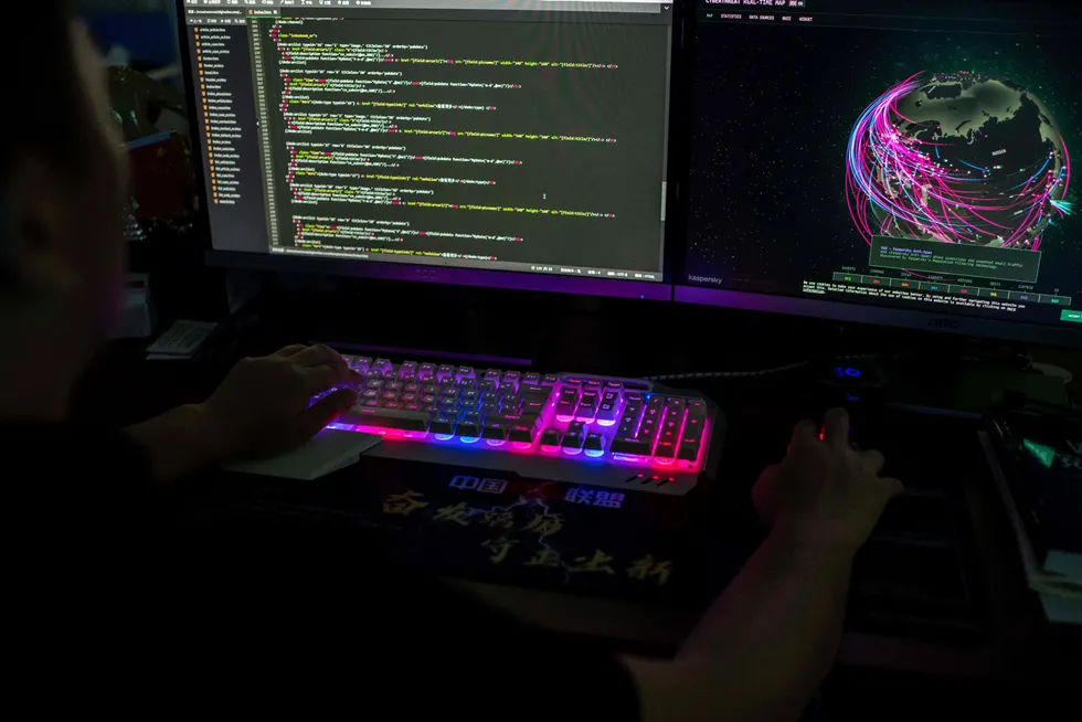 Illustrasjonsbilde fra aktivitetene til en kinesisk hackergruppe som overvåker globale cyberangrep fra en datamaskin på gruppens kontor i Dongguan, Kinas sørlige Guangdong-provins.