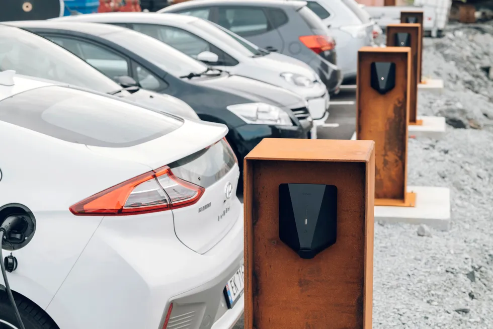 Bilprodusentene får ti prosent toll på elbiler med norskproduserte batterier ved eksport mellom EU og Storbritannia.