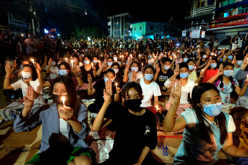Unge kvinner i Myanmar leder demonstrasjonene mot terrorregimet militærjuntaen står bak. Over 50 mennesker ble drept i helgen. Flere kinesiskeide fabrikker ble satt i brann.