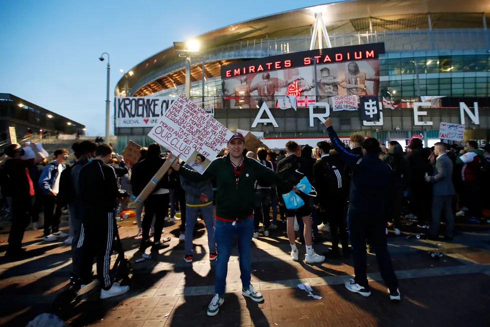 Arsenal-fans utenfor Emirates Stadium fredag, da de protesterte mot eier Stan Kroenkes involvering i planene om en europeisk superliga.