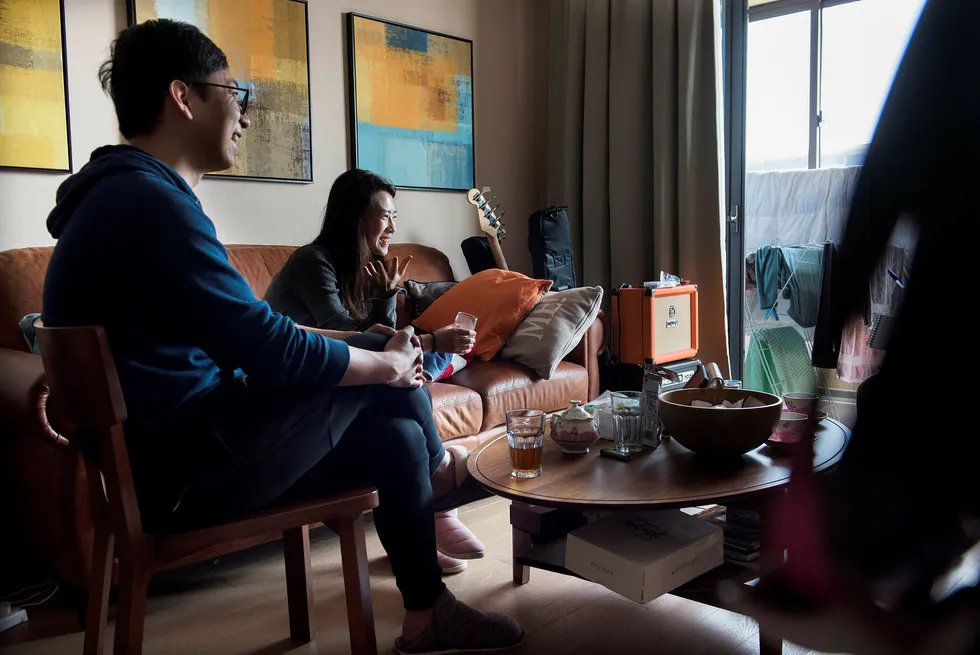 Det unge paret Yu «Angel» Zhong (til høyre) og Hao Wu flyttet inn i en ny leilighet i Pudong-distriktet i Shanghai i fjor. Senere har boligprisene steget over 20 prosent, og nye boligkjøpere har vanskeligere for å få lån i banken. Foto: Per Ståle Bugjerde