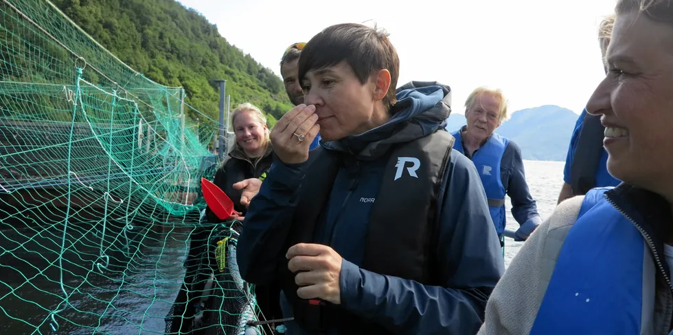 Utenriksminister Ine Eriksen Søreide nøyde seg med lukten av pellets på Lingalaks sitt anlegg i Kvam i Hardanger. Her sammen med eier Erlend Haugarvoll og daglig leder for visningssenteret Solveig Botnen (til venstre), og høyrepolitikerne Ottar Randa og Liv Kari Eskeland.