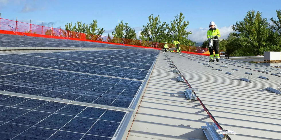 Bygger: Det gjenstår å legge rundt 1000 kvadratmeter solpaneler på taket av Skagerak Arena før anlegget skal stå klart i begynnelsen av november.