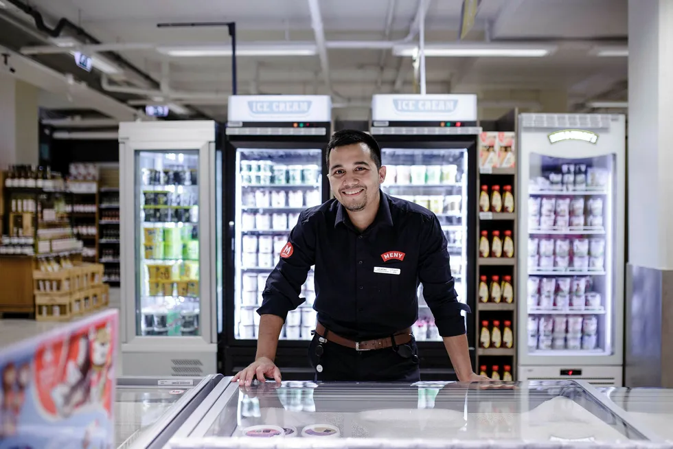 Assisterende butikksjef Luis Antonio Reyes (26) ved Meny Colosseum forteller at de i år har økt salget av is med 35-40 prosent. Foto: Nicklas Knudsen