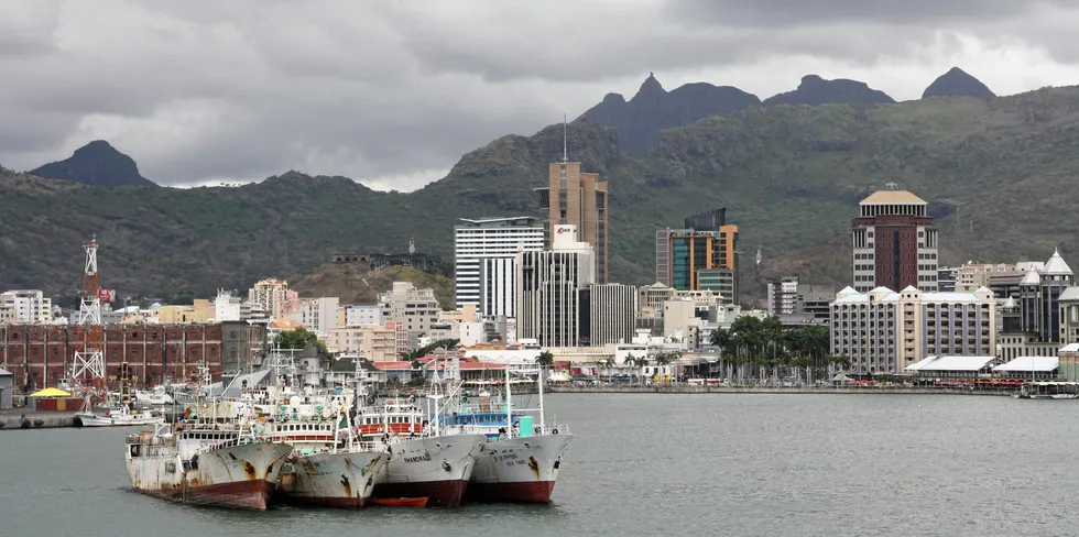 Skipet med den drepte kapteinen ble beordret til havn i Port Louis, hovedstaden i Mauritius.