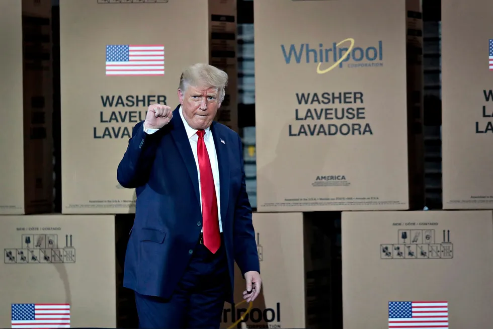 Donald Trump møter ansatte ved fabrikken til den amerikanske produsenten Whirlpool i Clyde, Ohio under valgkampen i 2020. Trump hadde da innført toll på vaskemaskiner produsert utenfor USA.