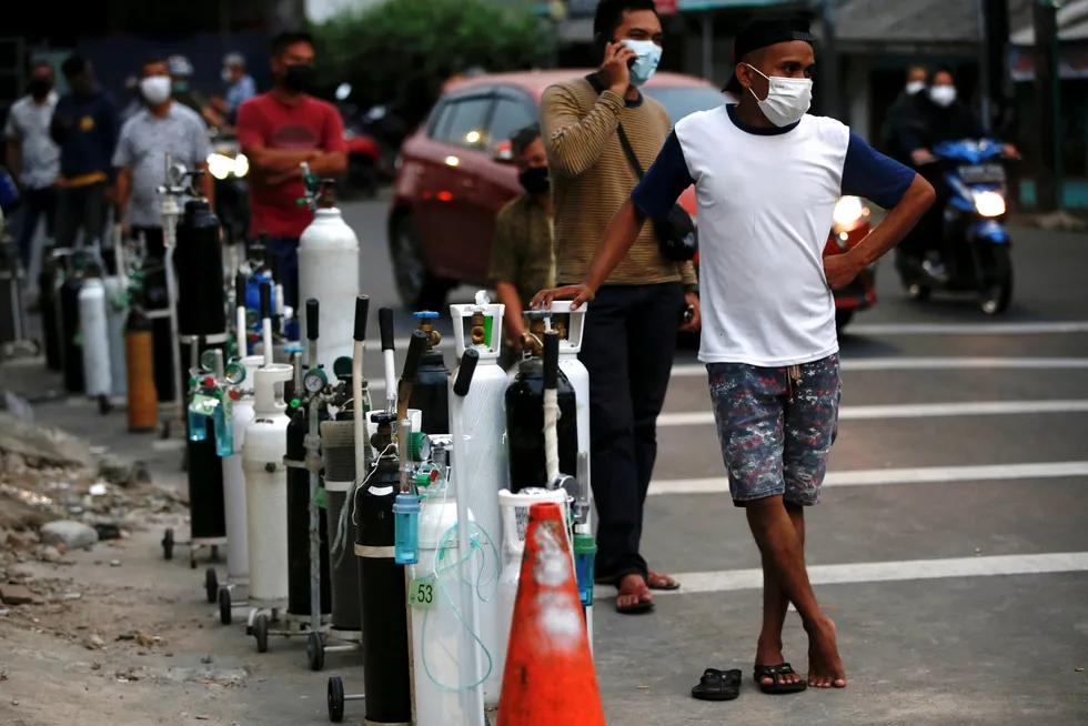 Situasjonen er desperat i Indonesia med rekordhøy smitte og en økning i antall dødsfall. Pårørende til koronasmittede står i kø for å få fylt oksygentanker i hovedstaden Jakarta på mandag. Flere sykehus har gått tomme.