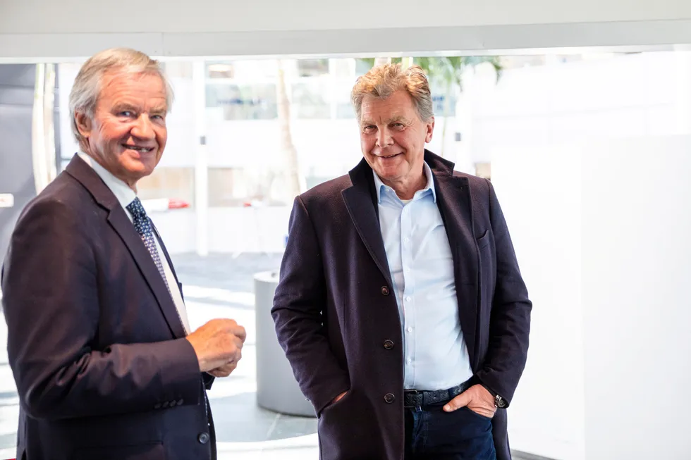 Bjørn H. Kise (fra høyre) og Bjørn Kjos på Norwegians hovedkontor i 2019. Tidligere var de to forretningspartnerne hovedeiere i Norwegian, og i år har Kise med familie kjøpt seg opp igjen på egen hånd.