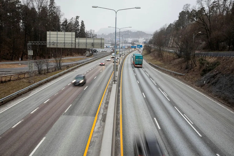 E18 med Sandvika i bakgrunn. Denne veistrekningen er en av Norges mest trafikkerte til vanlig like før 8. Her står køen nesten stille hver dag i rushen.