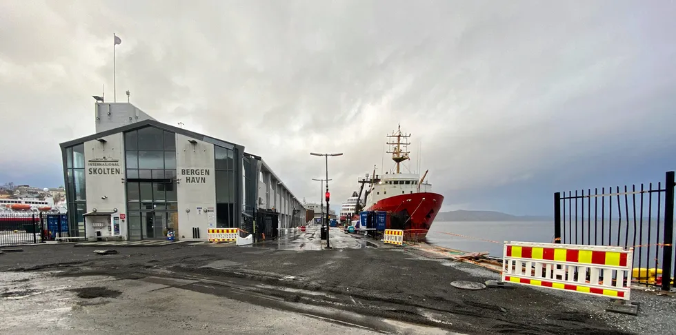 Den russiske fiskebåten Oma til kai i Bergen Havn før jul etter at koronasmittet ble påvist om bord.