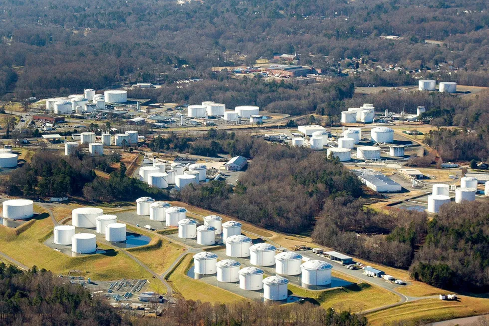 Driften av et enormt rørledningsnett i USA er stanset på tredje dagen som følge av et dataangrep. Her fra Colonial Pipeline oljelagertanker i Charlotte, Nord-Carolina.