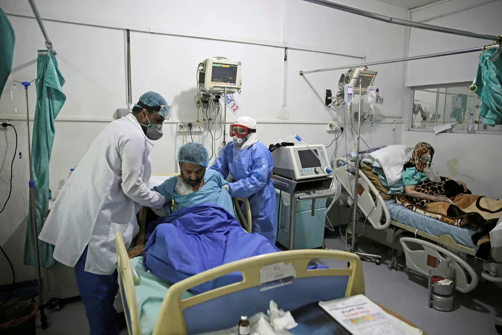 Medisinsk personell hjelper en pasient med covid-19 ved intensivavdelingen ved et sykehus i Jemens hovedstad Sanaa. Ifølge en rapport kan en million mennesker allerede være smittet av koronaviruset i landet.