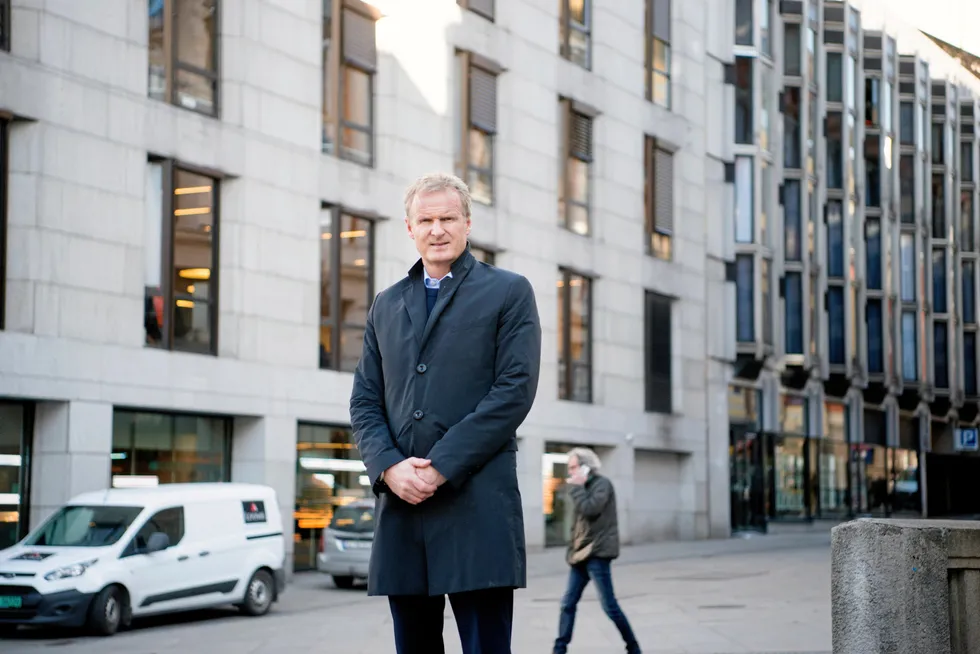 Haakon Dyrnes i Klarkraft mener Forbrukerrådet er blitt Norges største pusher av lokketilbud. Rådets direktør avviser kritikken.