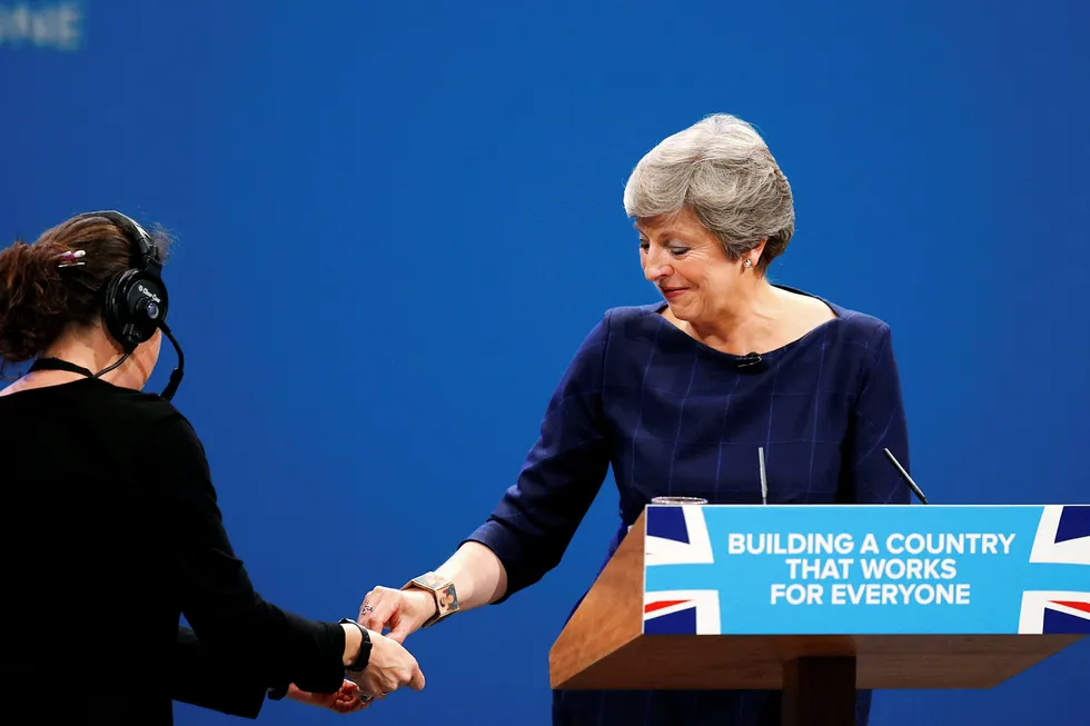 Storbritannias statsminister Theresa May styrte unna saken som splitter partiet og har ført til tre tidligere konservative statsministeres fall. Foto: Phil Noble/Reuters/NTB Scanpix