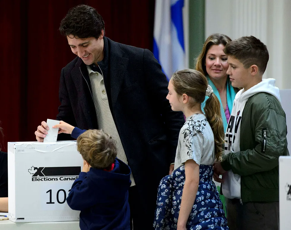 Canadas statsminister Justin Trudeau avgir sin stemme sammen med kona Sophie Gregoire-Trudeau og barna i Montreal i valget mandag 21. oktober. Foto: Sean Kilpatrick /The Canadian Press via AP / NTB scanpix