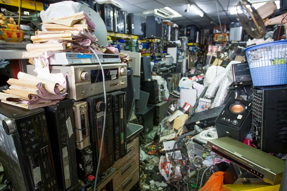 Hvert år skrotes elektroniske produkter i verden nok til å fylle Empire State Building 100 ganger. Foto: Lim Huey Teng/AP/NTB Scanpix