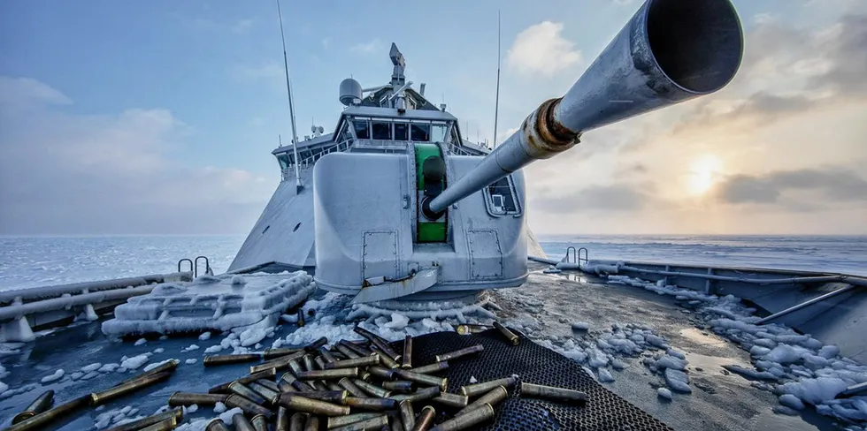 Russland har særlig blitt oppmerksom på det de mener er norsk militær opprustning på Svalbard etter at Sjøforsvarets fregatt «Thor Heyerdahl» seilet inn til Longyearbyen havn 21. september. Her et illustrasjonsfoto av KV «Svalbard» i forbindelse med en kanontest. Bildet har ingen tilknytning til denne saken.