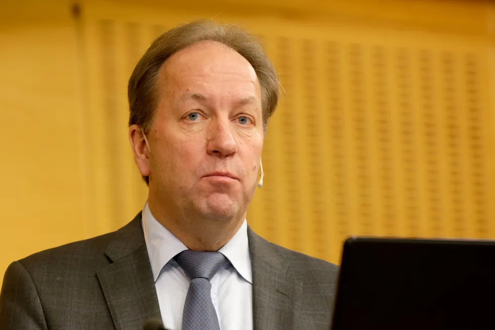 Finansråd Hans Henrik Scheel beklager at Finansdepartementet ba Birger Vikøren om å søke en stilling han ikke kunne få fordi det var i strid med sentralbankloven.