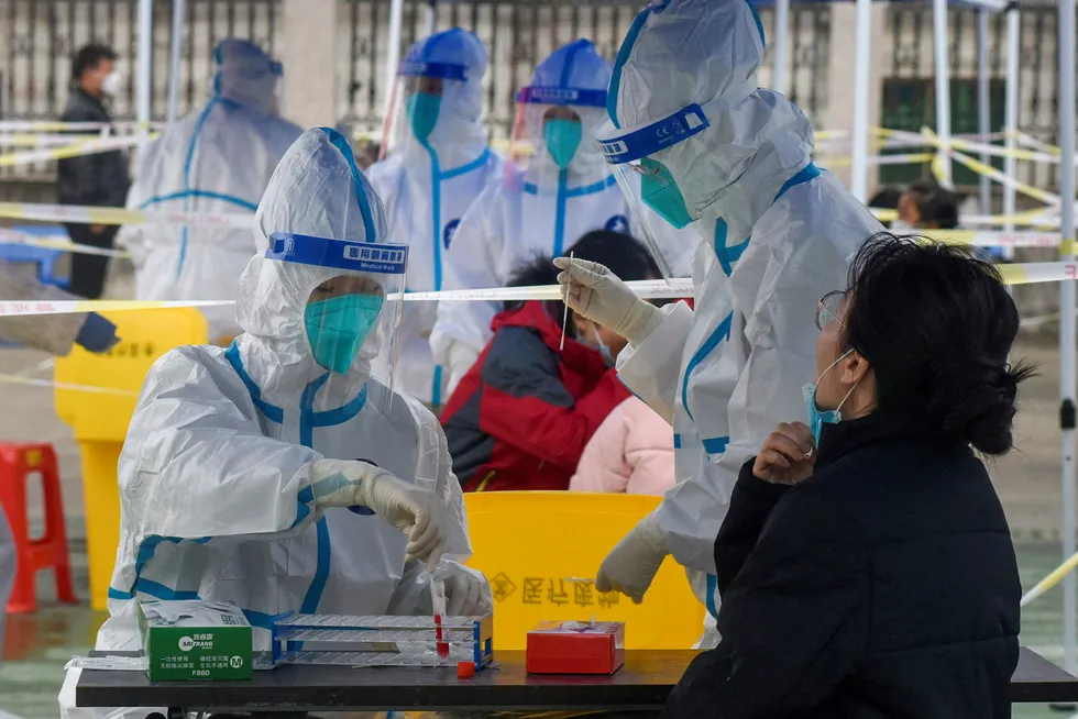 Kinesiske myndigheter tar ingen sjanser. Det er igangsatt massetesting av innyggerne i storbyen Ningbo i Zhejiang-provinsen etter smitteutbrudd. Fabrikker er stengt ned.