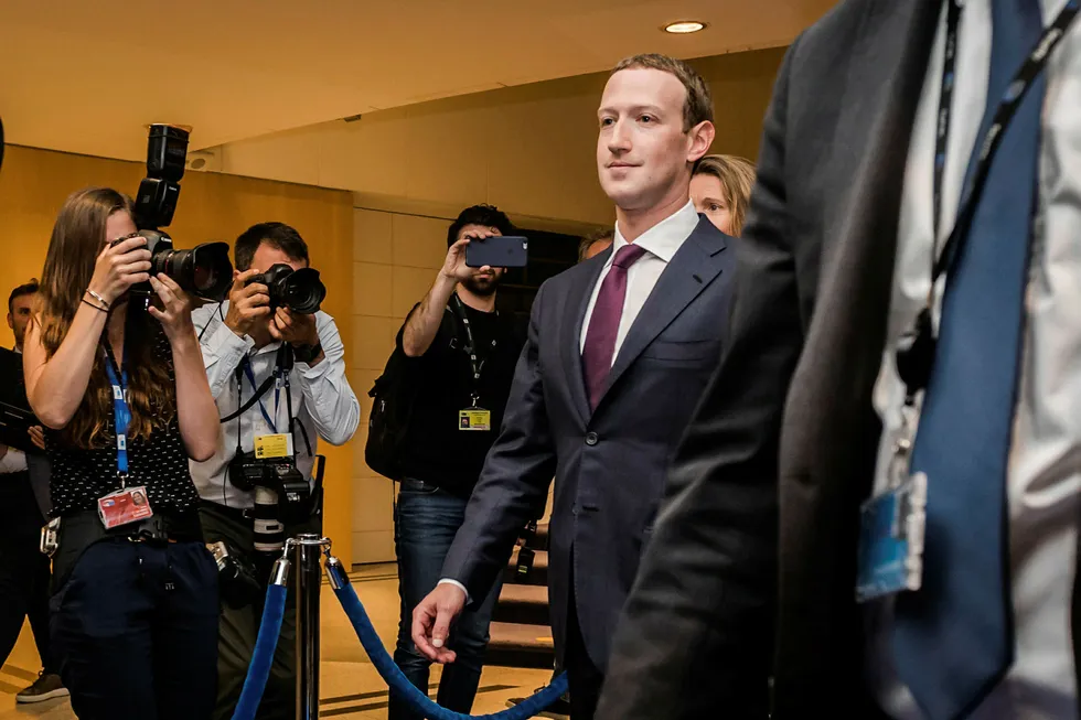 Facebook-gründer Mark Zuckerberg på vei ut etter høringen i EU-parlamentet i Brussel tirsdag. Foto: AP Photo/Geert Vanden Wijngaert