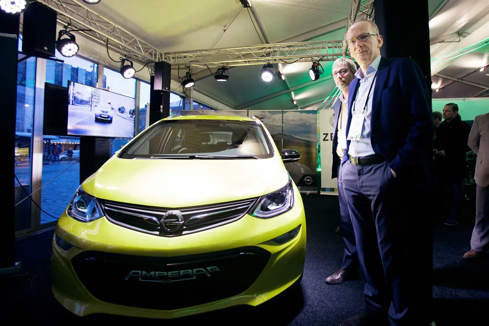 Opels toppsjef Karl-Thomas Neumann og Bernt G. Jessen, sjef i Opel Norge, presenterte Ampera-e, Opel nye elbil, under årets Zero-konferanse. Foto: Javier Auris