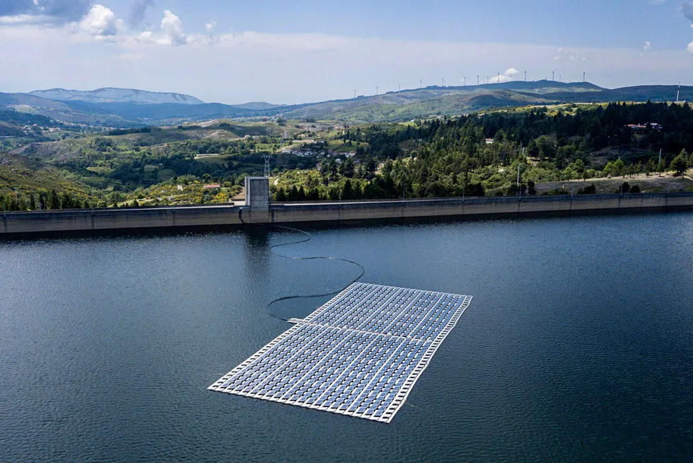 Selv ikke koronakrisen kan stoppe fornybarrevolusjonen. IEA forventer ny rekord i kapasitetsinstallering både i 2020 og 2021, og solenergi står for mer enn halvparten. Bildet viser flytende solcellepaneler ved Alto Rabago-demningen i Portugal.