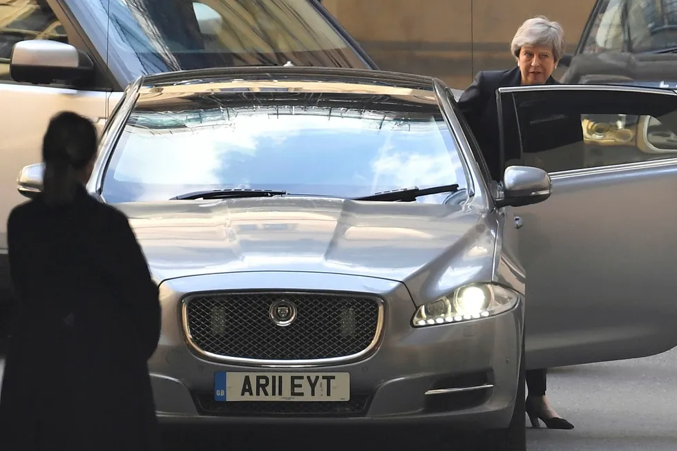 Tiden renner ut for britenes statsminister Theresa May. Her forlater hun parlamentet etter nok et tøff sesjon onsdag.