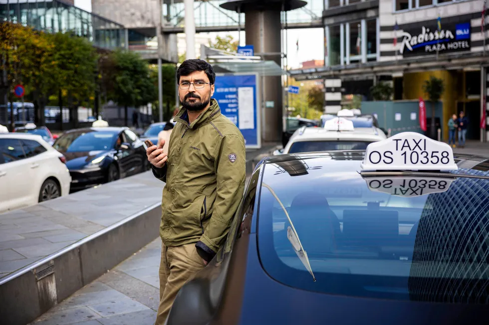 – Hverdagen vår er helt ødelagt, sier drosjeeier Saleh Hammoud Naief som noen dager kun har tre til fire kjøreoppdrag. Her står han bakerst i køen av taxier foran Oslo Plaza hotell.