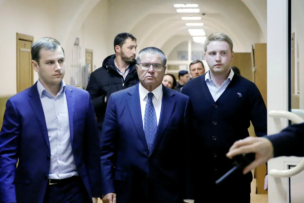 Eksperter mener arrestasjonen av Russlands økonomiminister Aleksej Uljukajev (i midten) er del av et politisk spill. Foto: Maxim Shemetov/Reuters/NTB Scanpix