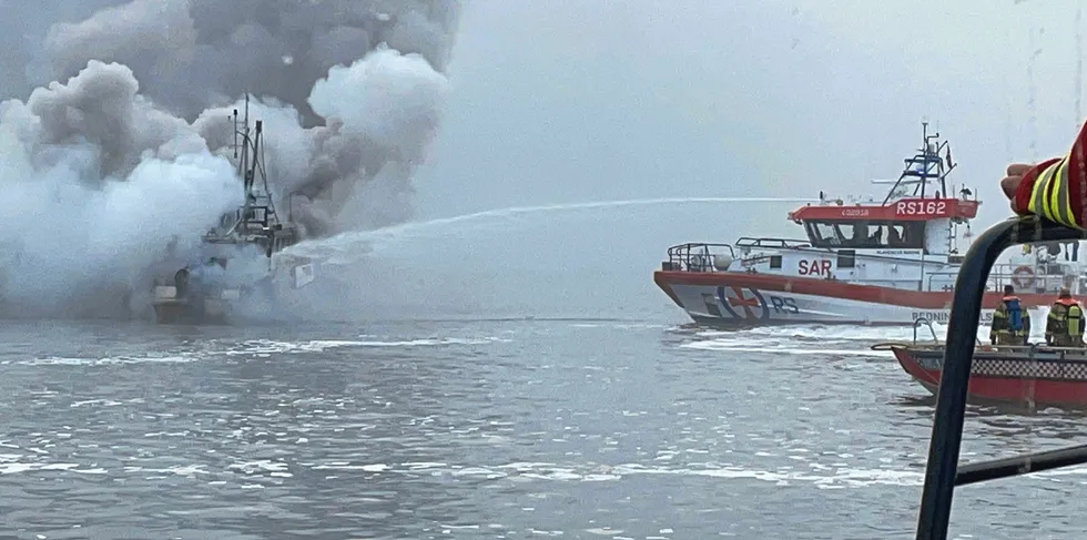 MOB-båt og redningsskøyta «Klaveness Marine» deltok i slukkearbeidet. Redningsskøyta «Elias» fraktet redningspersonell ut til stedet.