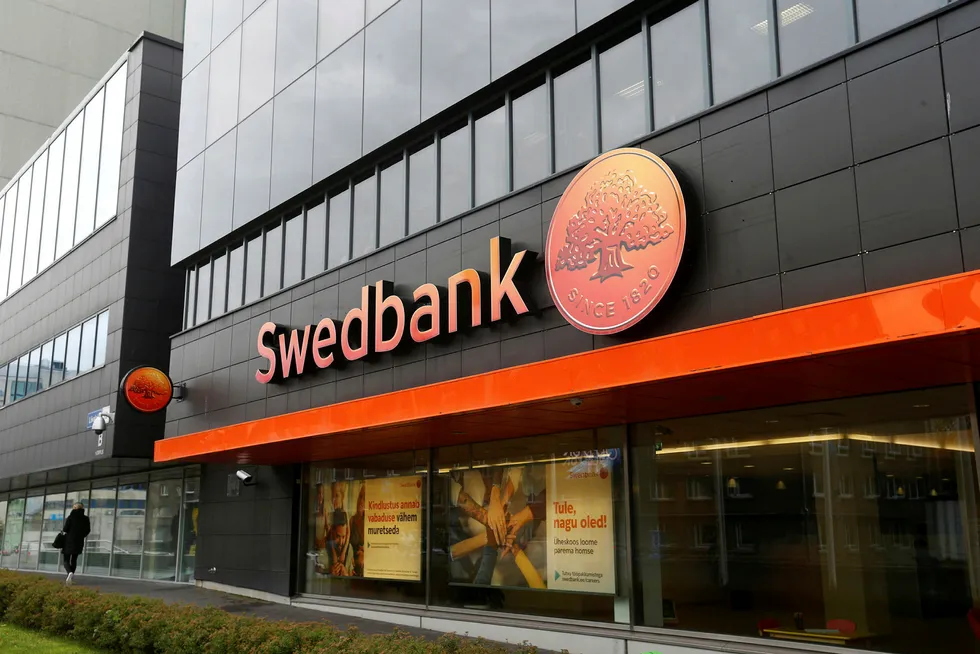 Swedbank-ledere går på dagen