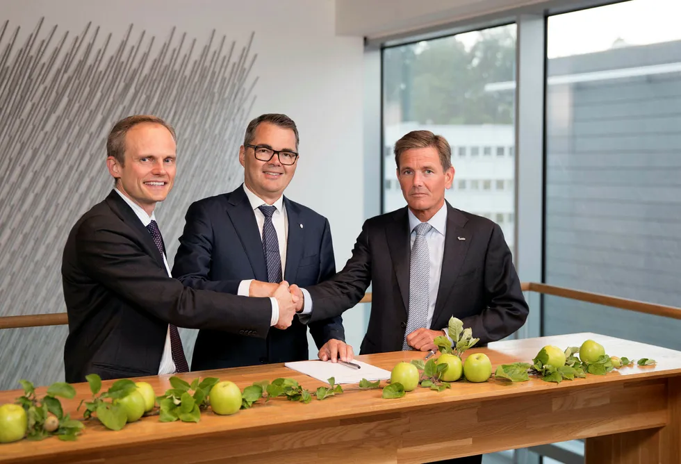 Hydro signerte mandag avtalen om kjøp av Orklas eierandel av Sapa. Fra venstre Egil Hogna (Sapa), Svein Richard Brandtzæg (Hydro) og Peter A. Ruzicka (Orkla). Foto: Øyvind Breivik