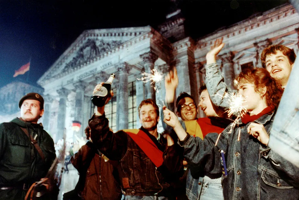 Ungdom feirer gjenforeningen av Tyskland ved riksdagsbygningen 3. oktober 1990. 30 år etter har gjenforeningen gått rimelig bra, selv om det fortsatt er noen skiller mellom øst og vest.