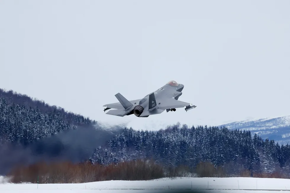 Et F-35A tar av fra Evenes flystasjon under vinterøvelsen Joint Viking 2023.