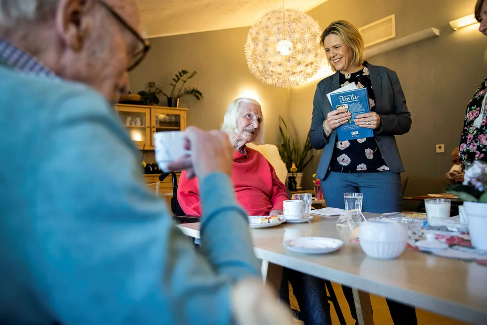 Eldre- og folkehelseminister Sylvi Listhaug (Frp) håper sykehjemskjøkken vil hjelpe flere eldre til å få i seg nok, næringsrik mat. I mars møtte hun Anni Danielsen og Nils Mørk på Hobøl Bo- og behandlingssenter.