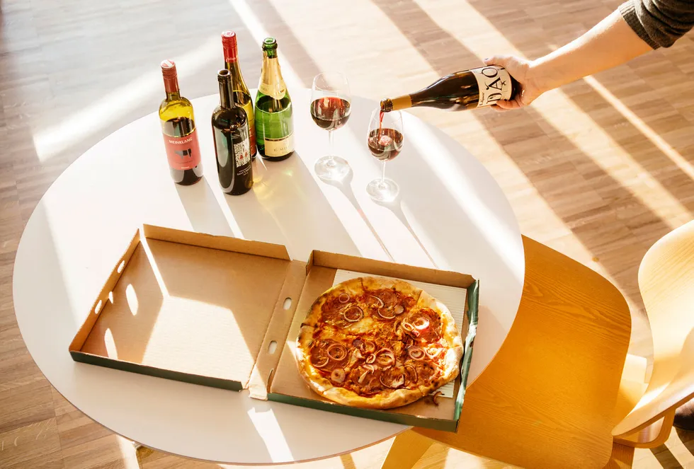 Italiensk aften. Pizza og vin? Ja, det kan bli en fin lørdagskveld ut av det, bare du velger den rette vinen. Foto: Sigurd Fandango