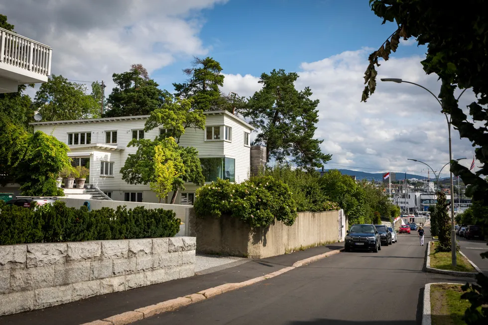 Elisabeth Røkke har kjøpt dette huset i Huk aveny på Bygdøy, ikke langt fra Kongelig Norsk Seilforenings marina ved Dronningen.