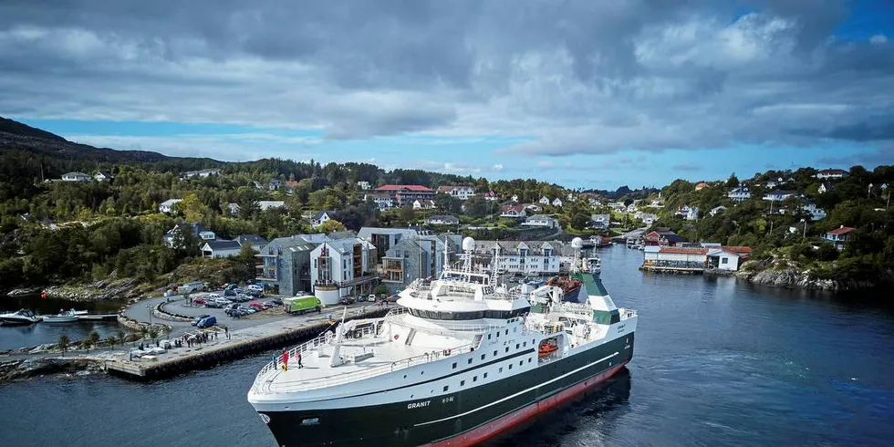 HJEMME: «Granit» på vei inn til Bekkjarvik for første gang, onsdag formiddag.