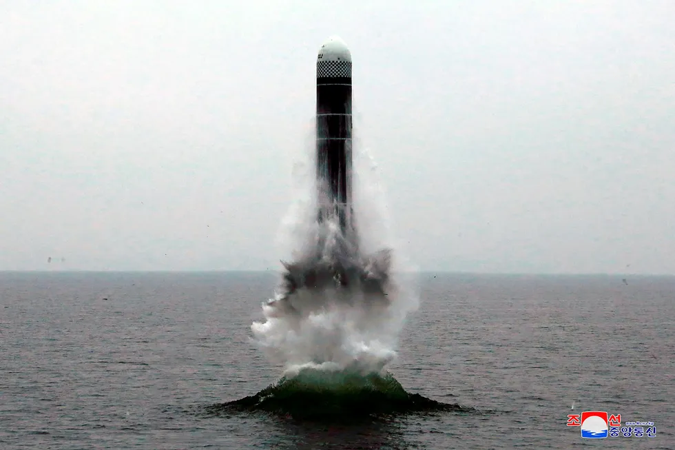 Nord-Korea prøveskjøt onsdag et missil fra det som Pentagon mener var en undersjøisk plattform, ikke ubåt. Foto: KCNA / AP / NTB scanpix